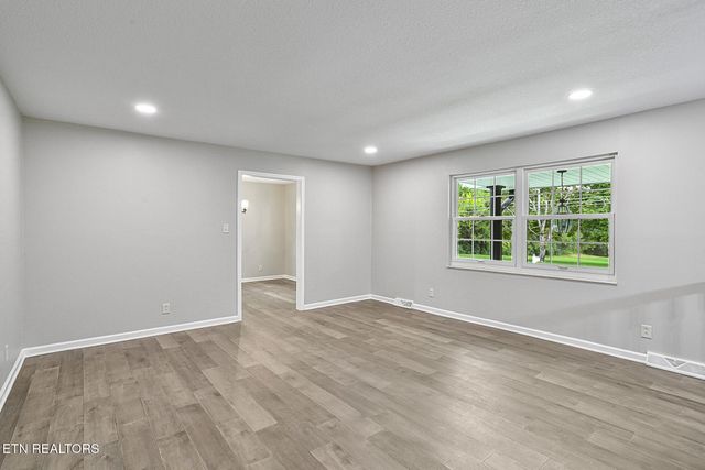 9422 Johnson Rd, Strawberry Plains, TN 37871