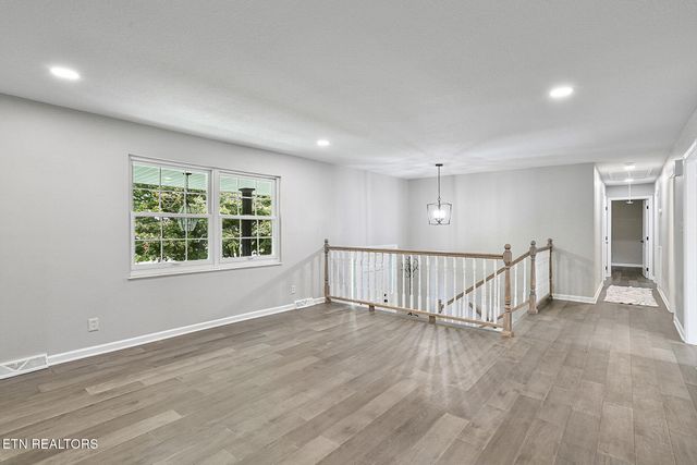 9422 Johnson Rd, Strawberry Plains, TN 37871