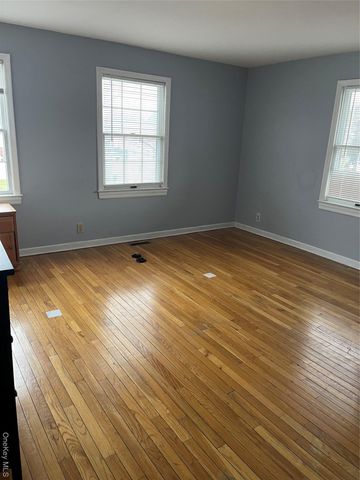 11 Tooker Avenue, Oyster Bay, NY 11771