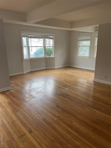 11 Tooker Avenue, Oyster Bay, NY 11771