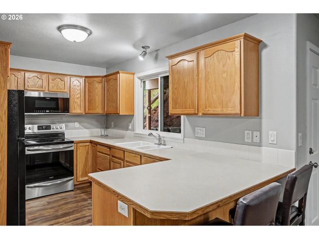 6049 FIRCREST St, Salem, OR 97306