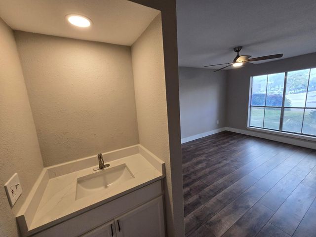 250 El Dorado Boulevard 101, Houston, TX 77598