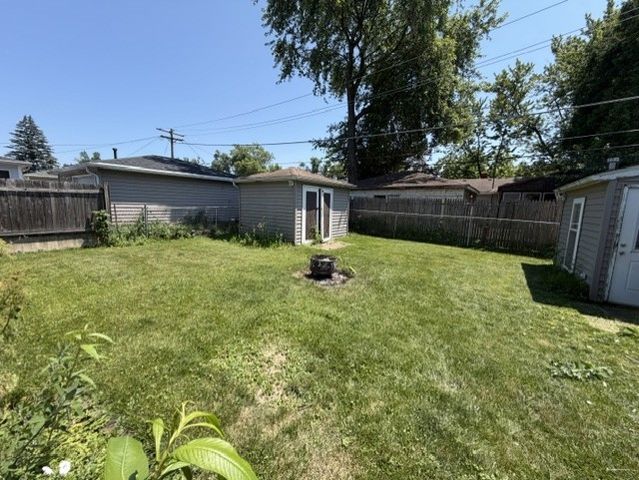 17 Sycamore Avenue, Carpentersville, IL 60110