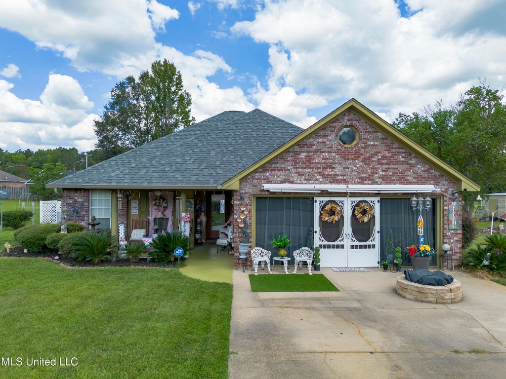 1109 SE 3rd Street, Magee, MS 39111