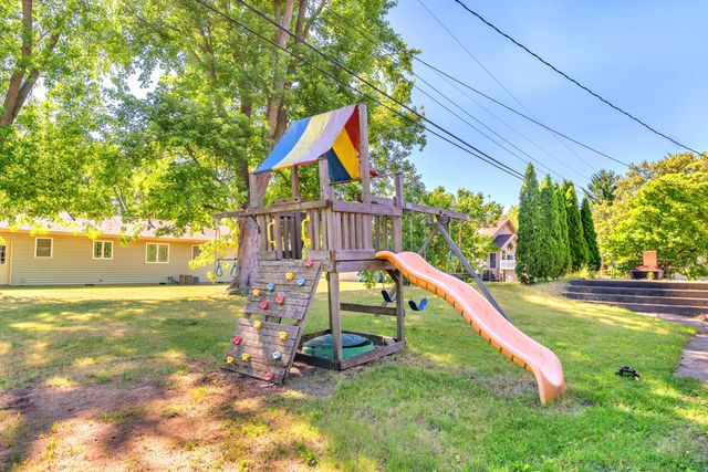 325 Cedar Street NW, Demotte, IN 46310