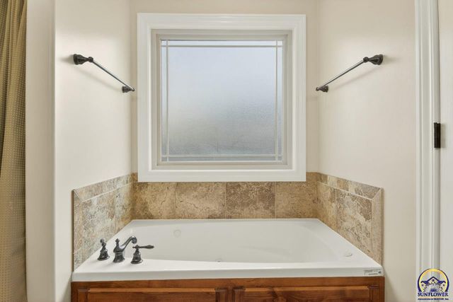 4828 NW Kendall DR, Topeka, KS 66618