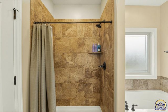 4828 NW Kendall DR, Topeka, KS 66618