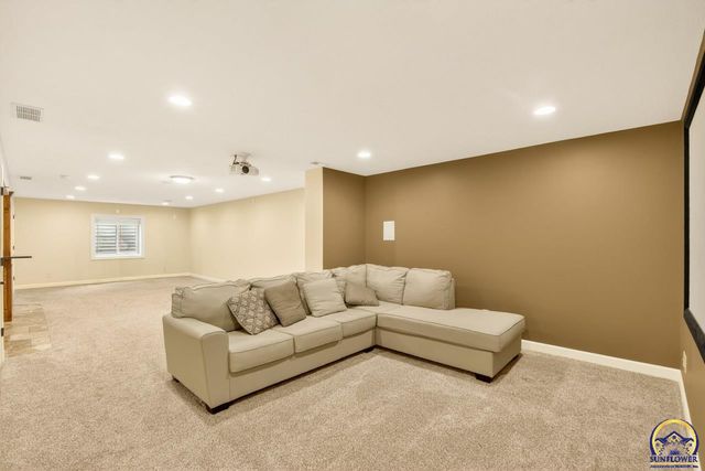 4828 NW Kendall DR, Topeka, KS 66618