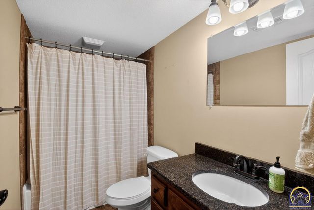 4828 NW Kendall DR, Topeka, KS 66618