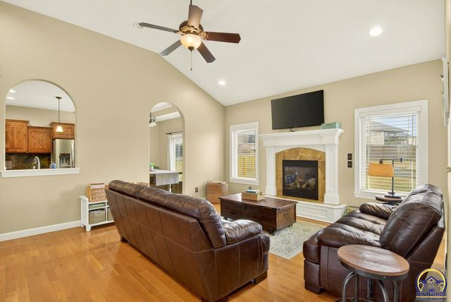 4828 NW Kendall DR, Topeka, KS 66618