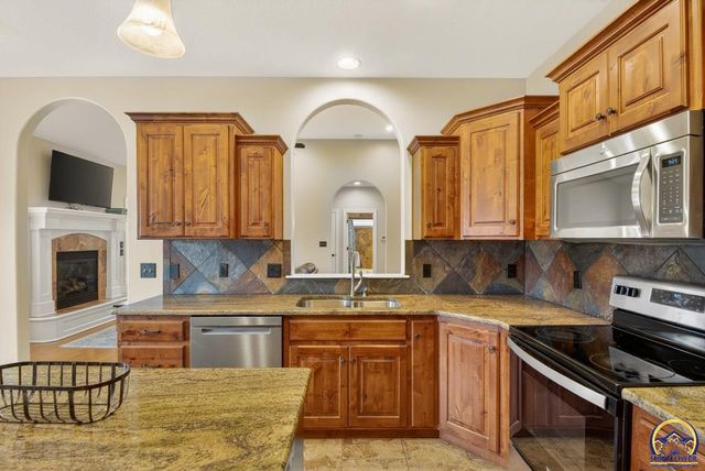 4828 NW Kendall DR, Topeka, KS 66618