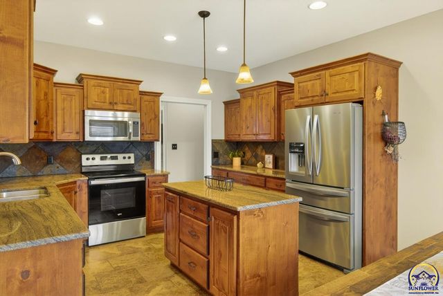 4828 NW Kendall DR, Topeka, KS 66618