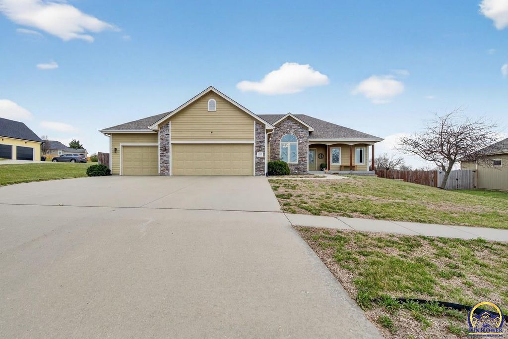 4828 NW Kendall DR, Topeka, KS 66618