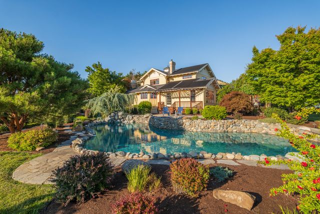 4050 Royal Crest Road, Medford, OR 97504