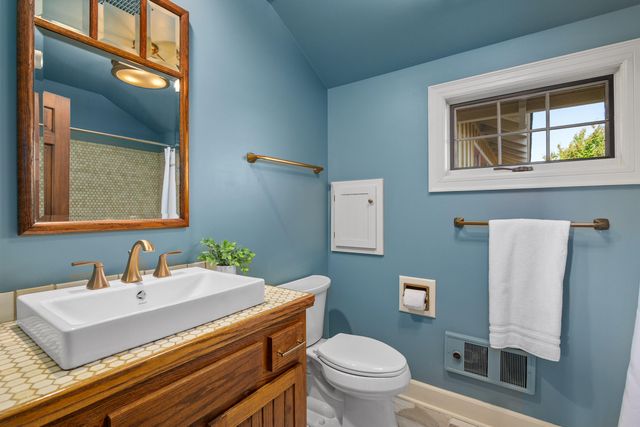 4050 Royal Crest Road, Medford, OR 97504