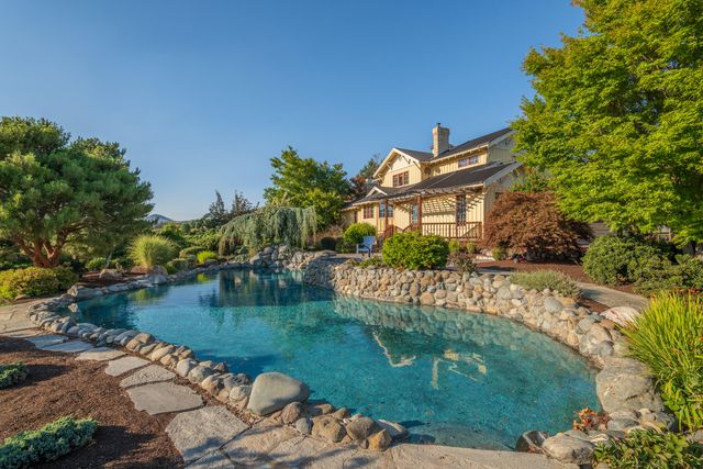 4050 Royal Crest Road, Medford, OR 97504