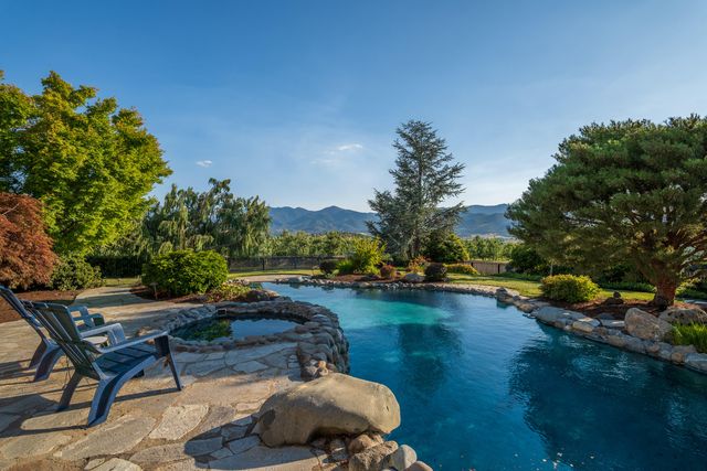 4050 Royal Crest Road, Medford, OR 97504