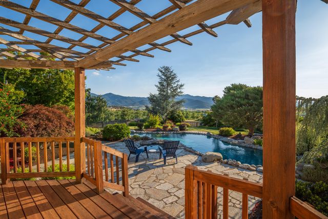 4050 Royal Crest Road, Medford, OR 97504