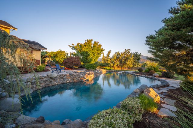 4050 Royal Crest Road, Medford, OR 97504