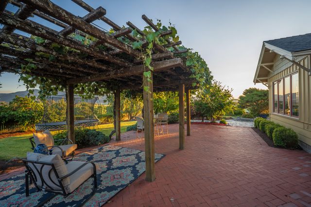 4050 Royal Crest Road, Medford, OR 97504