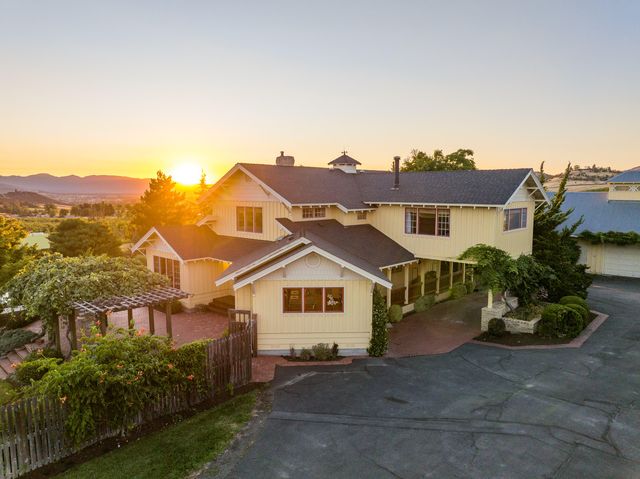 4050 Royal Crest Road, Medford, OR 97504