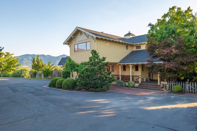 4050 Royal Crest Road, Medford, OR 97504