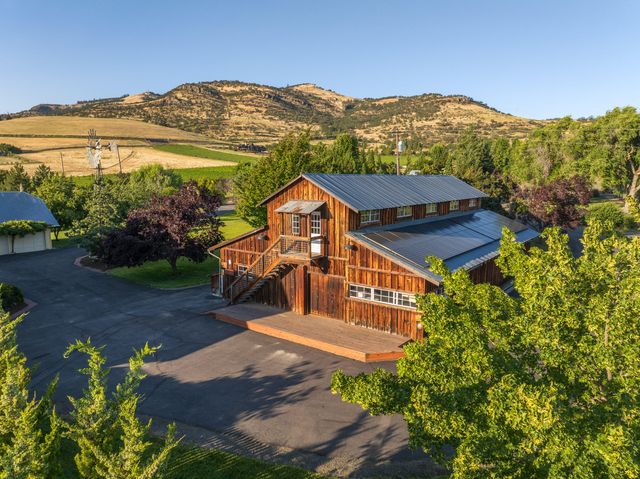 4050 Royal Crest Road, Medford, OR 97504