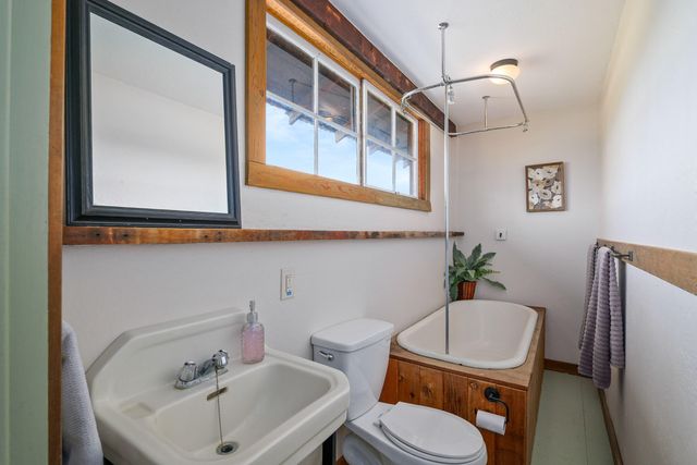 4050 Royal Crest Road, Medford, OR 97504