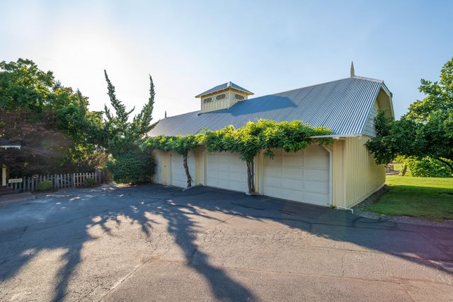 4050 Royal Crest Road, Medford, OR 97504