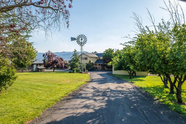 4050 Royal Crest Road, Medford, OR 97504