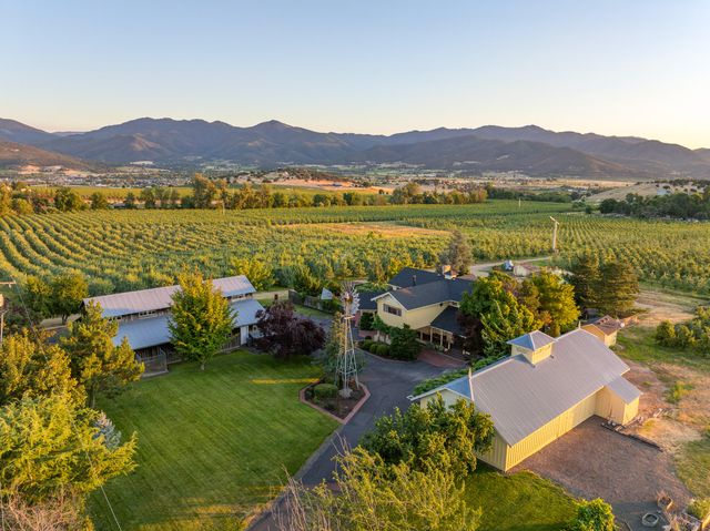 4050 Royal Crest Road, Medford, OR 97504