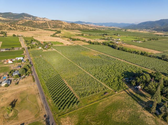 4050 Royal Crest Road, Medford, OR 97504