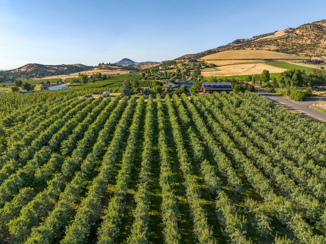 4050 Royal Crest Road, Medford, OR 97504