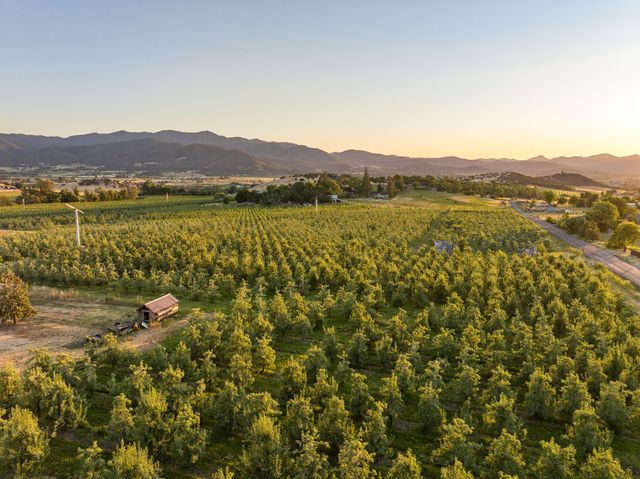 4050 Royal Crest Road, Medford, OR 97504