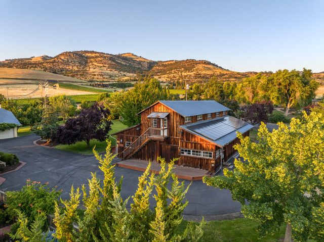 4050 Royal Crest Road, Medford, OR 97504