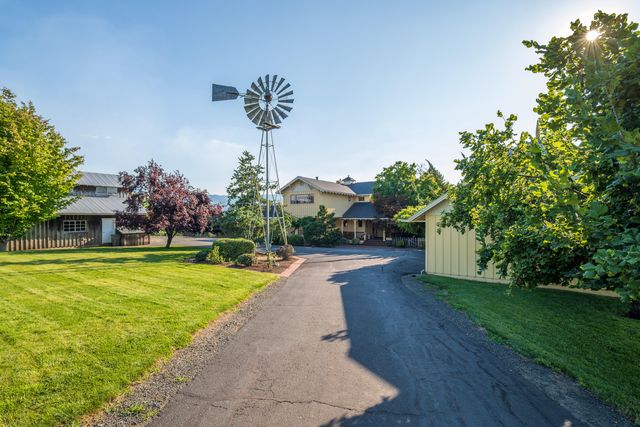 4050 Royal Crest Road, Medford, OR 97504