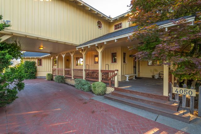 4050 Royal Crest Road, Medford, OR 97504