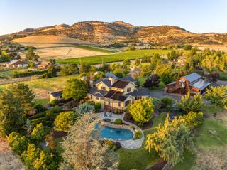 4050 Royal Crest Road, Medford, OR 97504