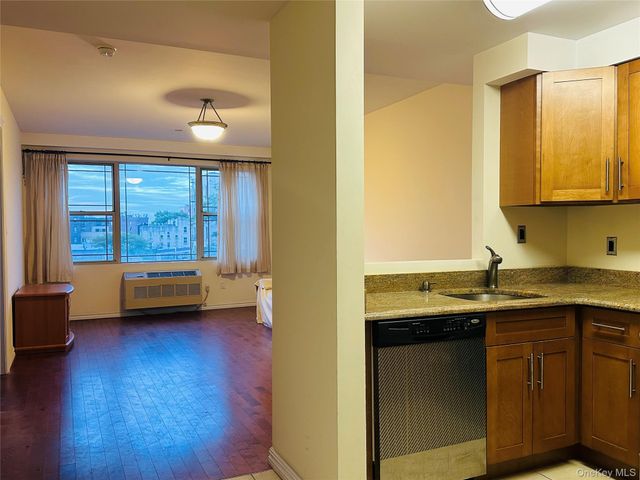 4040 75th Street 5F, Elmhurst, NY 11373