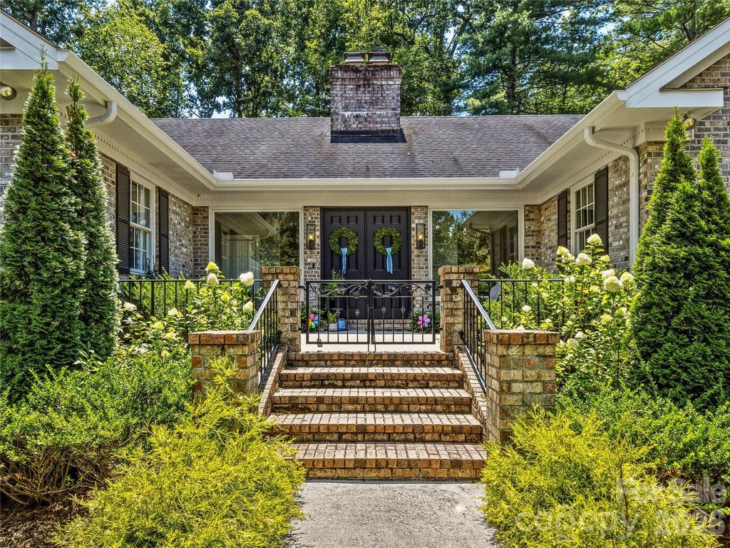 4 Hemlock Road, Asheville, NC 28803