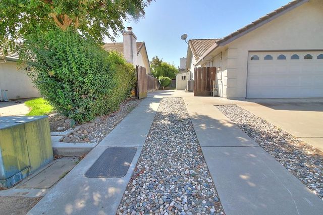 1526 Brookside Dr, Manteca, CA 95336