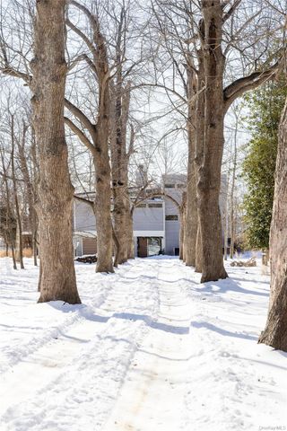 34 Old Neck Road S, Center Moriches, NY 11934
