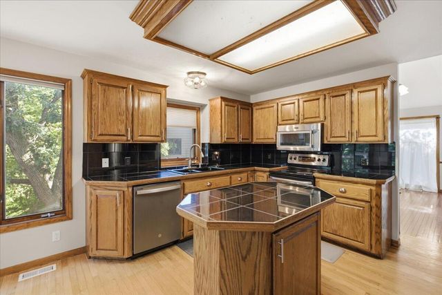 825 TIMBERCREST Drive, Council Bluffs, IA 51503