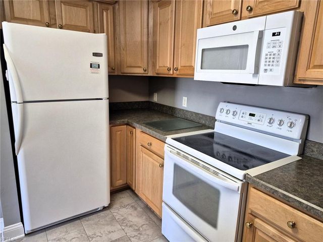 7 Harbor Watch Dr Unit 223, Chesapeake, VA 23320