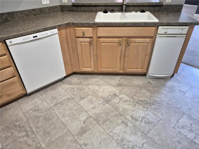 7 Harbor Watch Dr Unit 223, Chesapeake, VA 23320