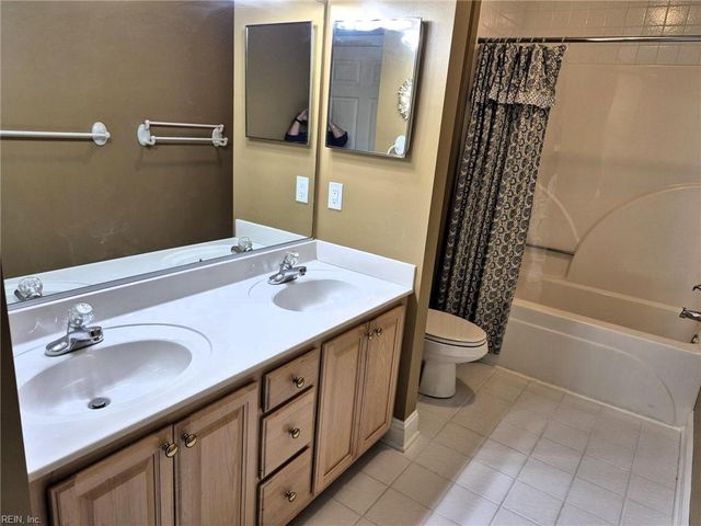 7 Harbor Watch Dr Unit 223, Chesapeake, VA 23320