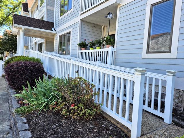 7 Harbor Watch Dr Unit 223, Chesapeake, VA 23320