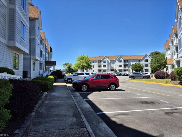 7 Harbor Watch Dr Unit 223, Chesapeake, VA 23320