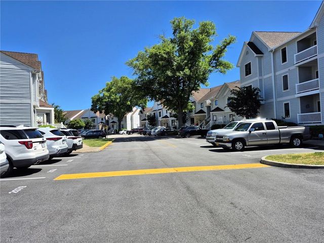 7 Harbor Watch Dr Unit 223, Chesapeake, VA 23320