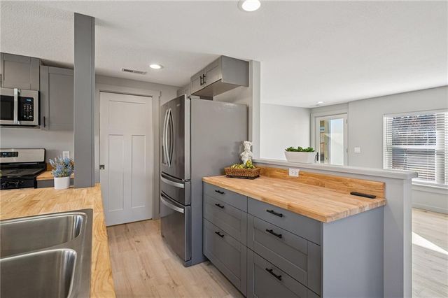 1109 S Woodbury Street, Independence, MO 64050